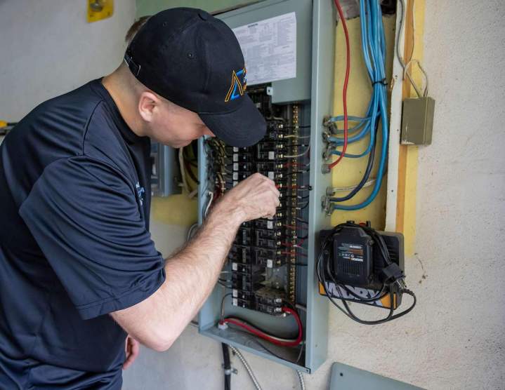 Modernisation et remplacement de panneaux électriques.